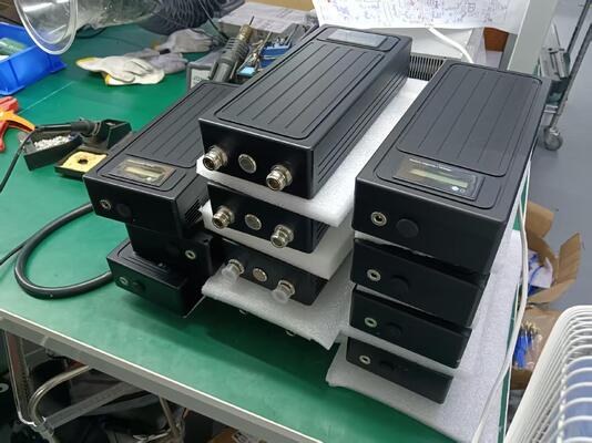 Dual Channel Handheld Drone Jammer 2400MHz-2500MHz Over 50% Efficiency